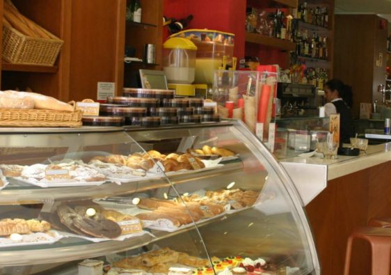 Cafe Milords Benidorm, a dessert paradise with warm staff, extensive beverages, and inclusive charm.