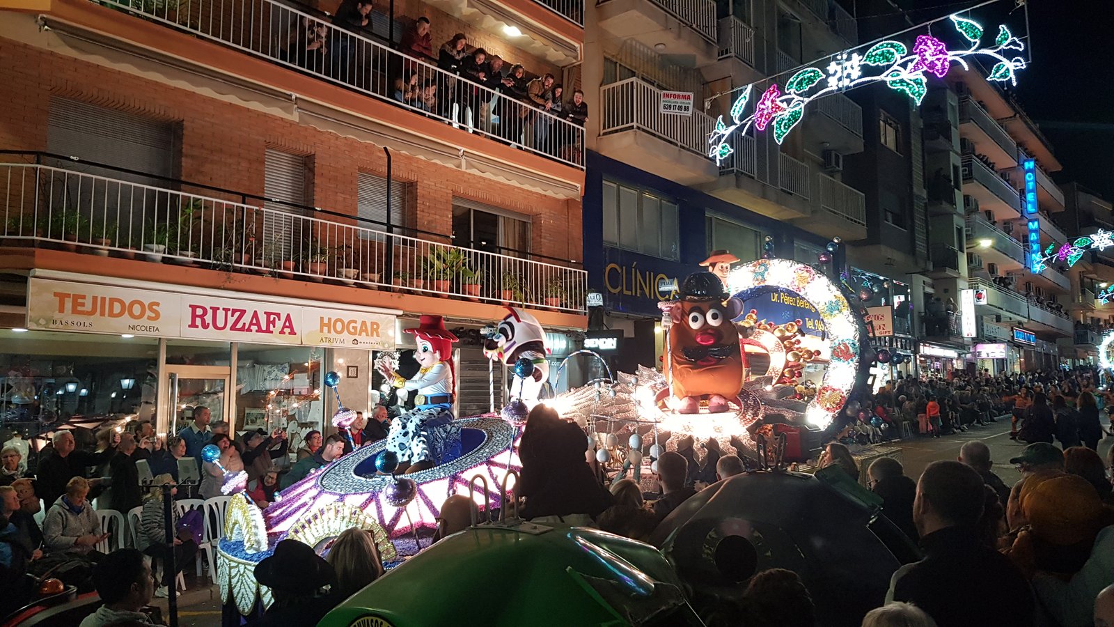 An illuminated float passing packed pavements during the Three Kings cabalgata in Benidorm