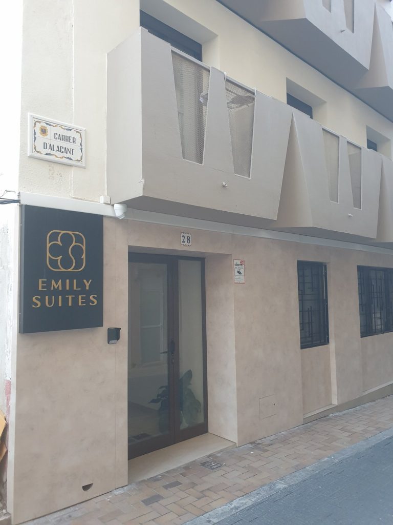 Emily Suites entrance at 28 Carrer d'Alacant, Benidorm Old Town, with keypad by the door